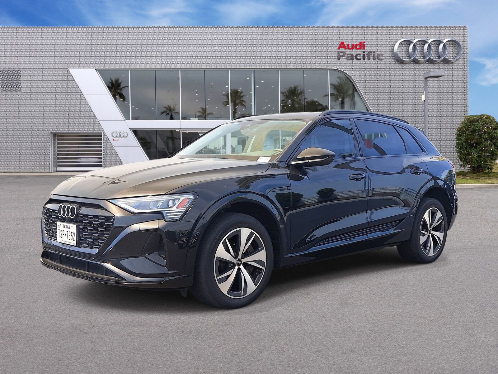 Used 2024 Audi Q8 e-tron Premium image 1