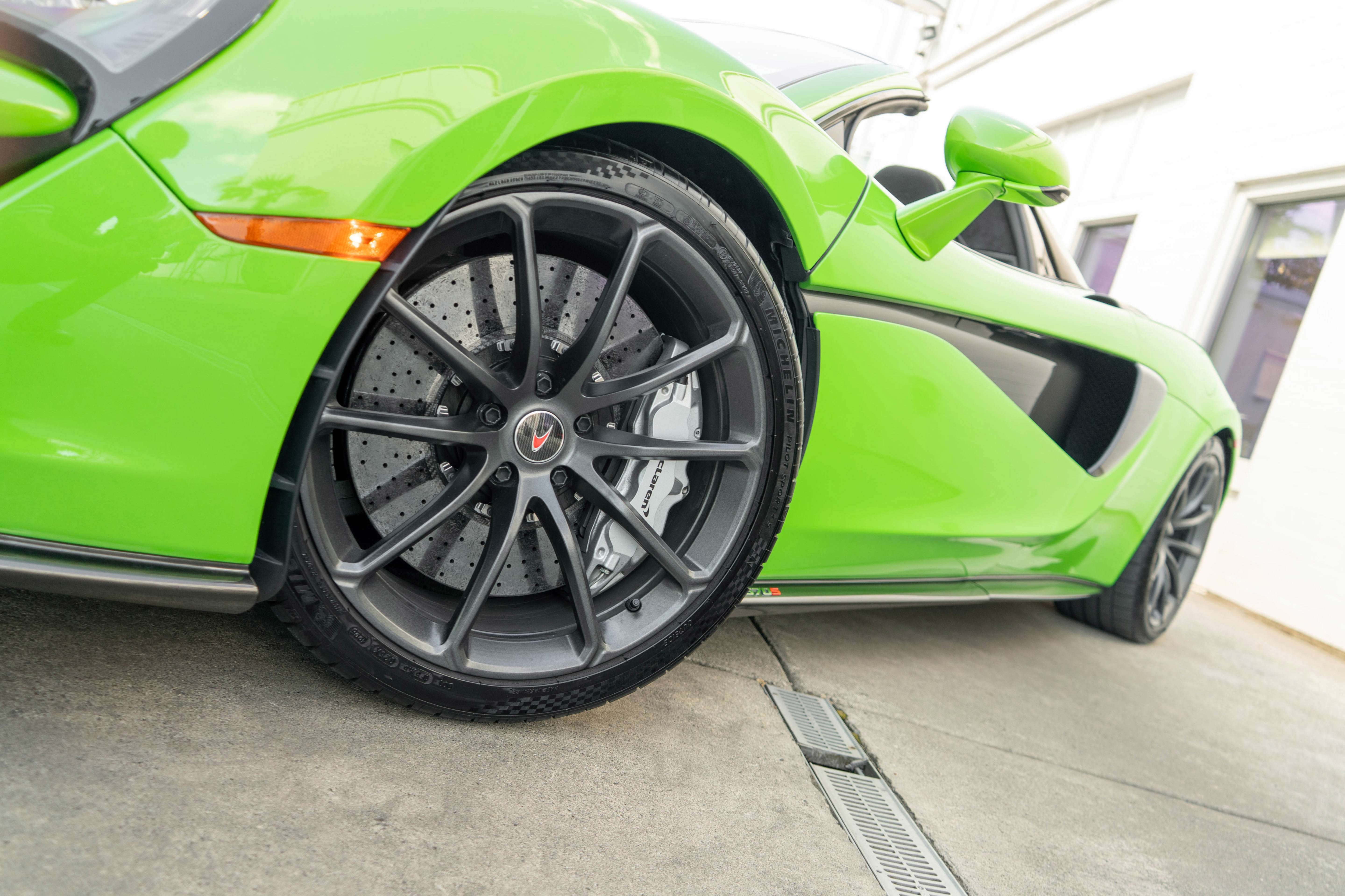 Used 2018 McLaren 570S Spider RWD image 4