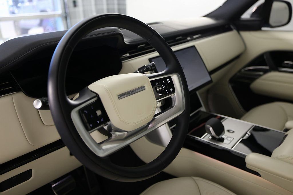 Used 2025 Land Rover Range Rover SE image 18