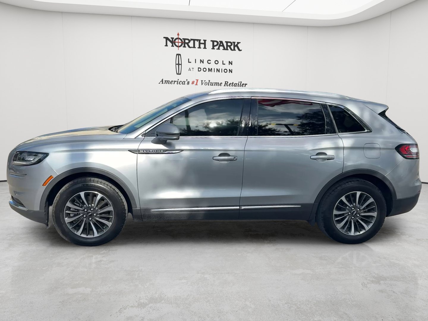 Used 2023 Lincoln Nautilus FWD w/ Premium Package image 2