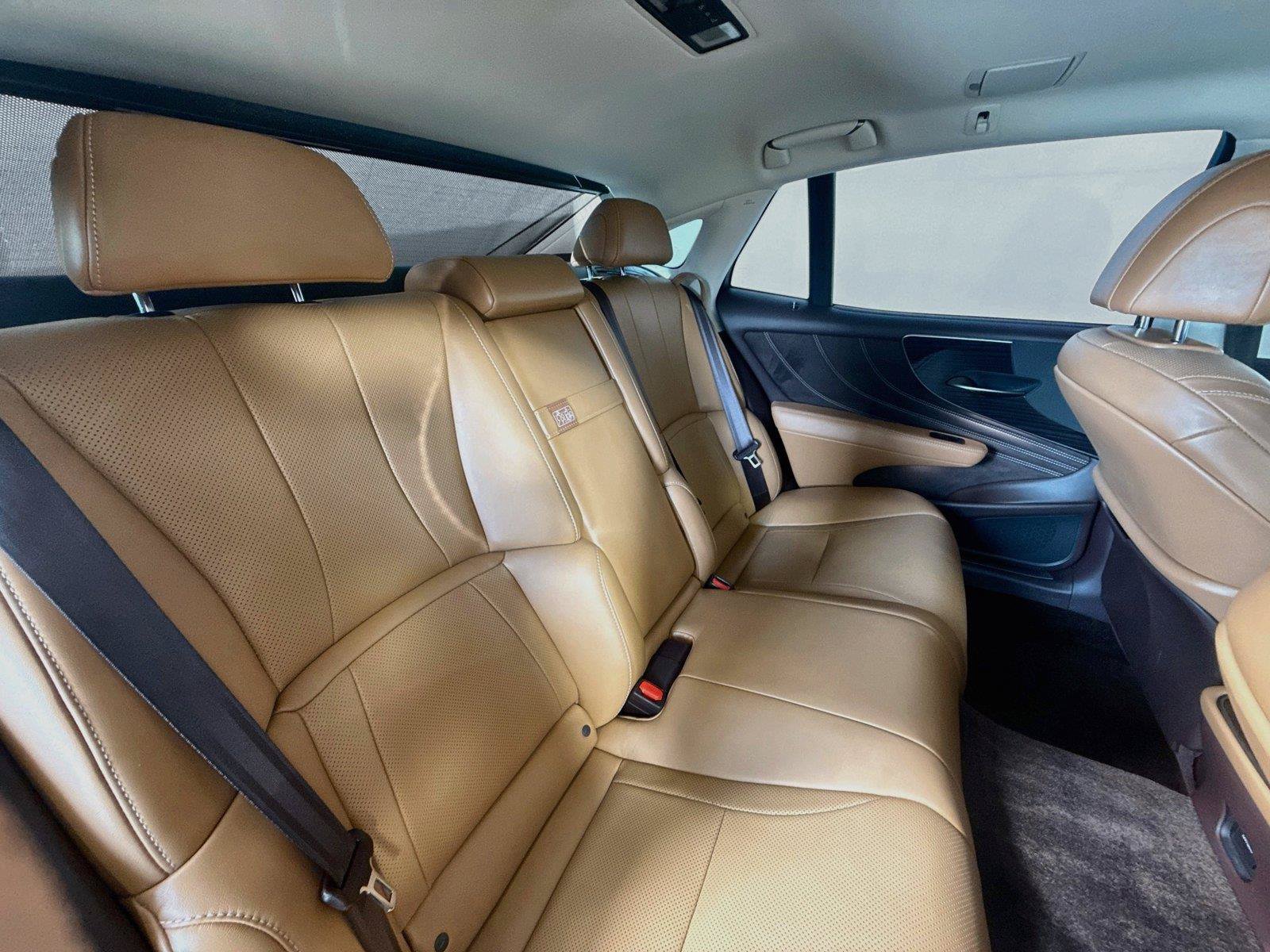 Used 2018 Lexus LS 500 w/ Accessory Package (Z2) RWD image 29
