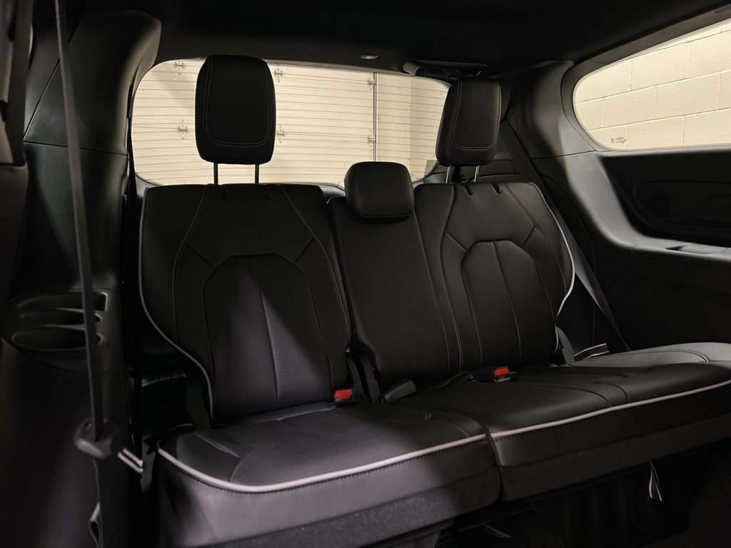 New 2026 Chrysler Pacifica Limited image 9