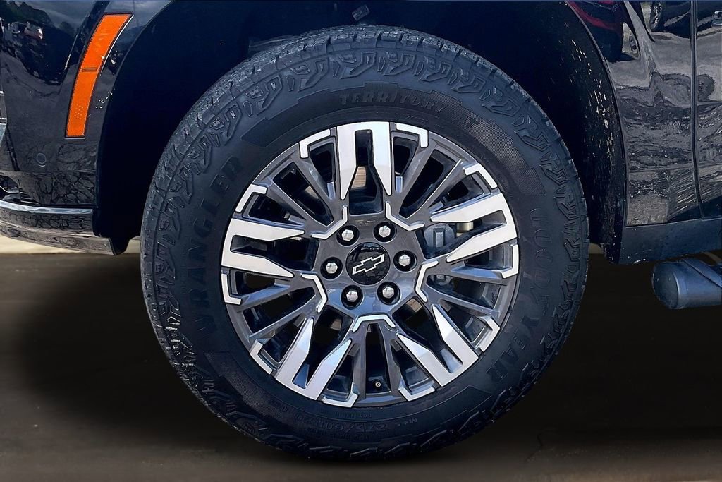 Used 2025 Chevrolet Suburban Z71 AWD/4WD image 34