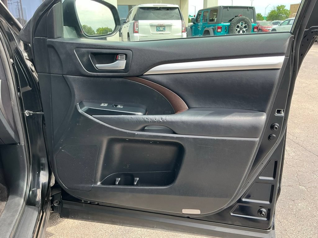 Used 2014 Toyota Highlander XLE AWD/4WD image 25
