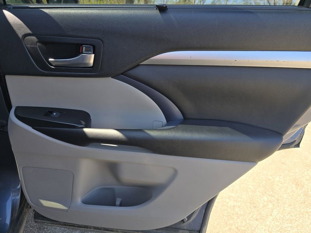 Used 2019 Toyota Highlander XLE AWD/4WD image 22