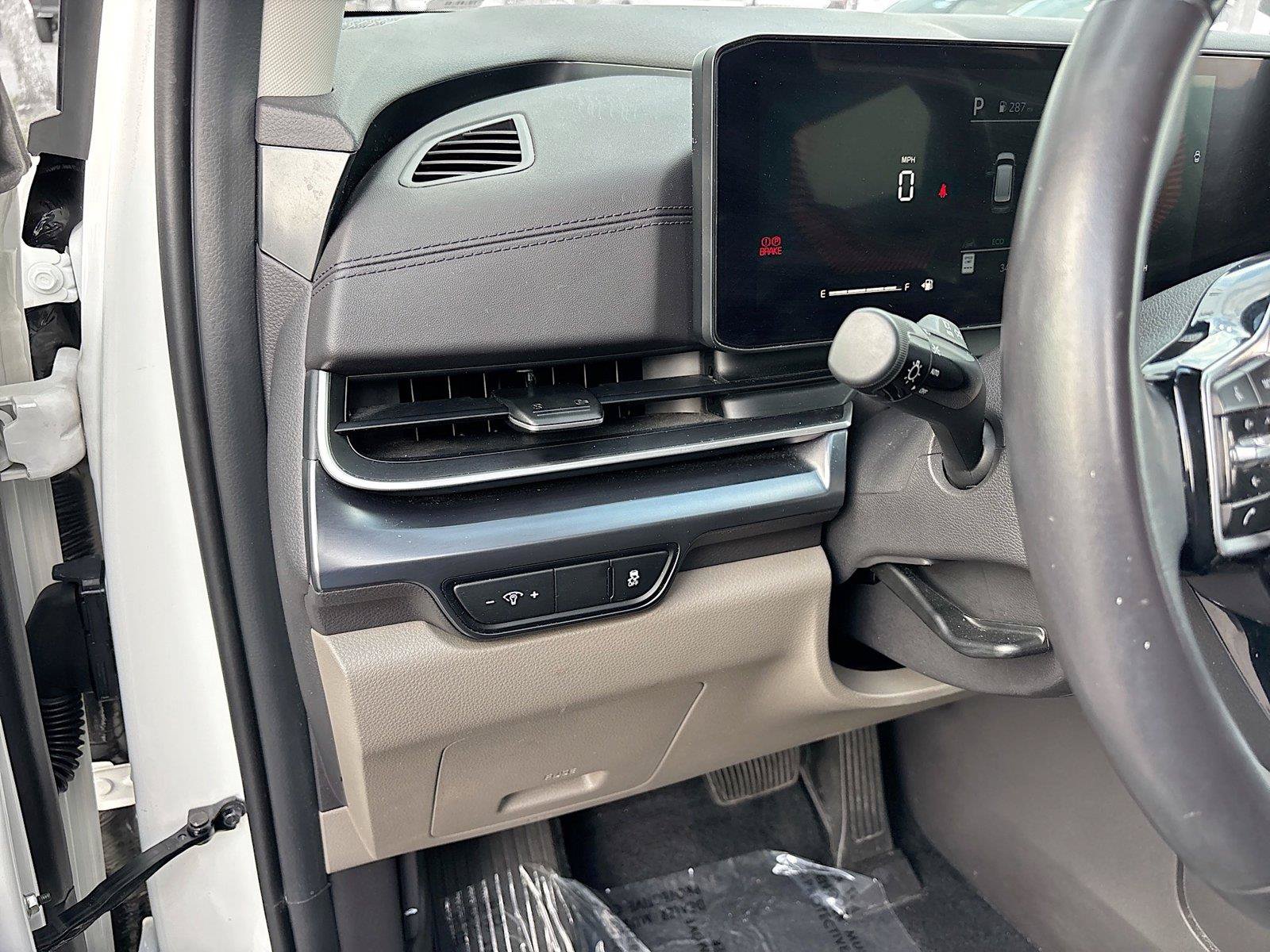 Used 2025 Kia Carnival FWD image 11