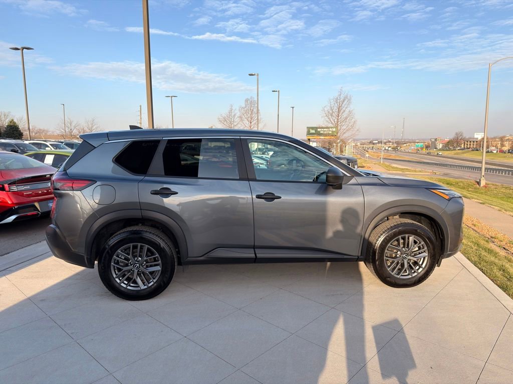 Used 2023 Nissan Rogue S AWD/4WD image 5
