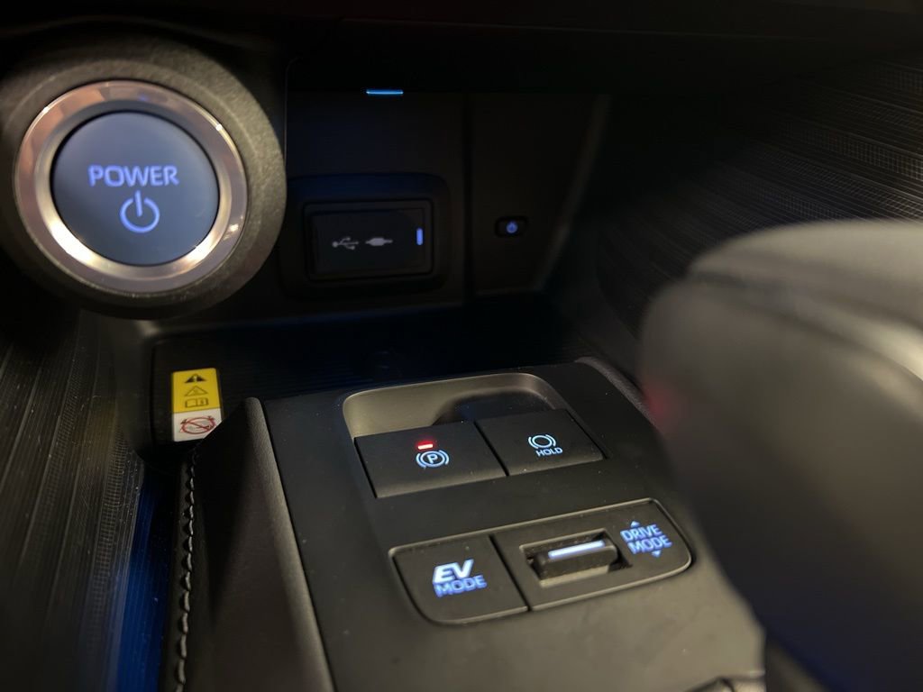 Used 2022 Toyota Venza XLE image 16