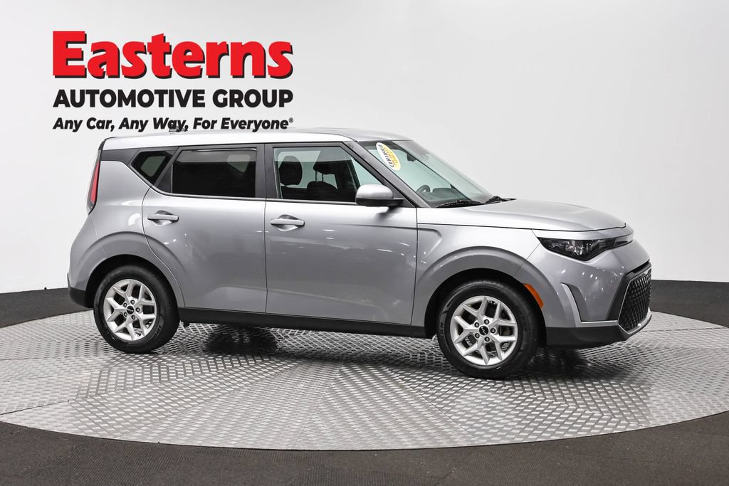 Used 2023 Kia Soul LX w/ Option Group 015 FWD image 4