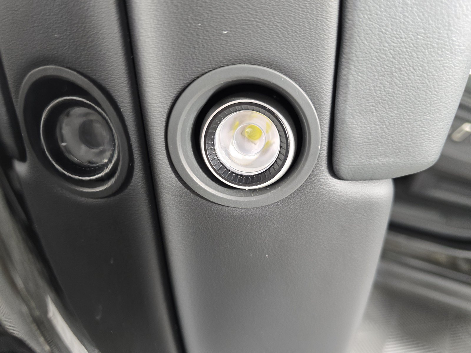 Used 2024 Rivian R1S Adventure AWD/4WD image 32