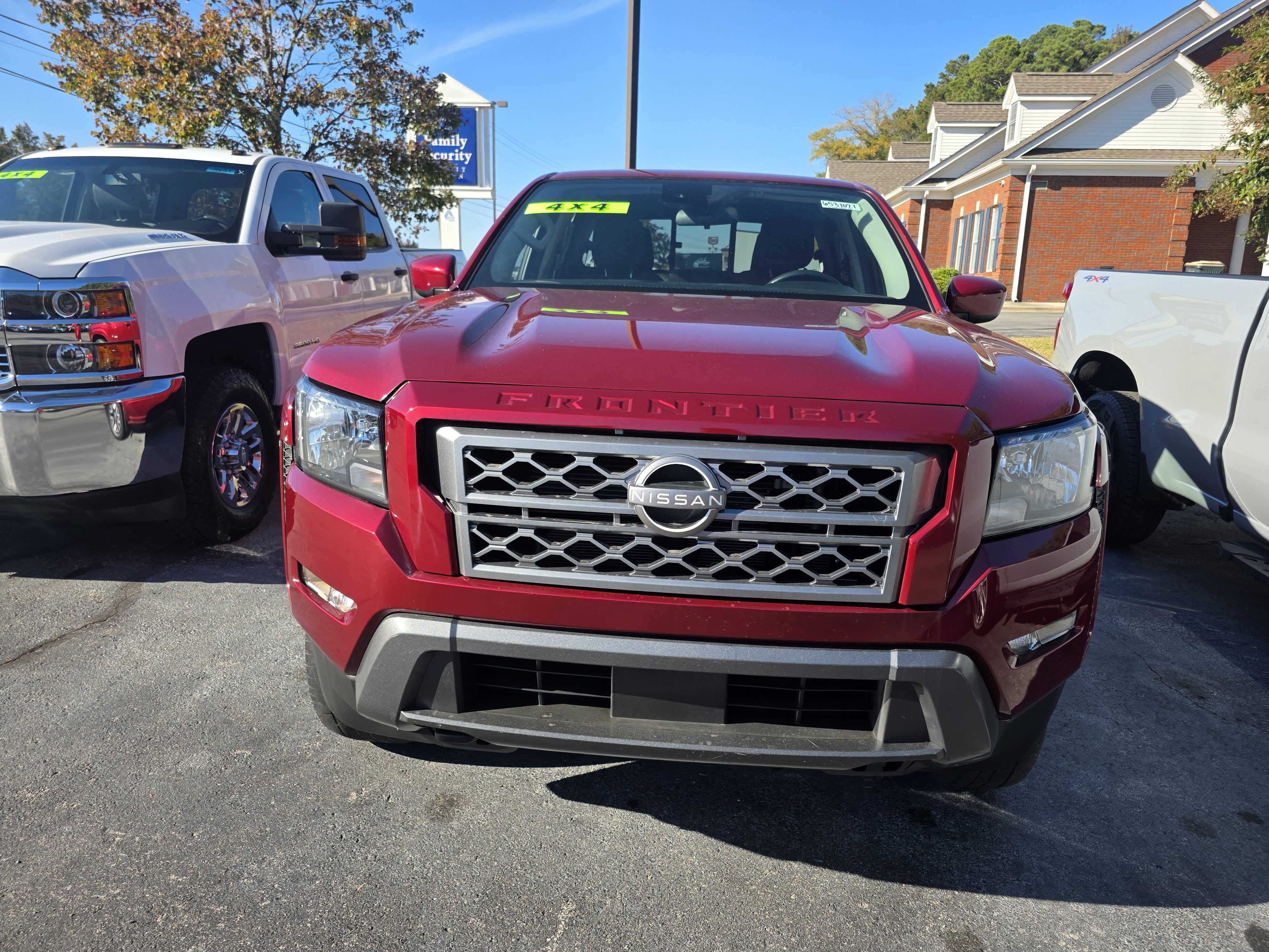 Used 2022 Nissan Frontier SV AWD/4WD image 2