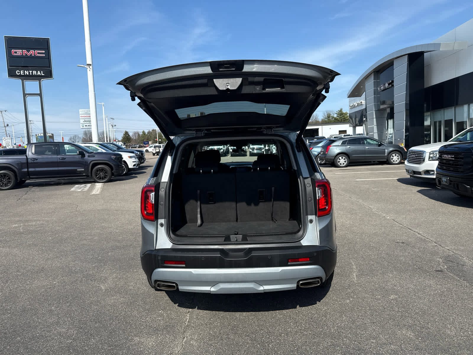 Used 2023 GMC Acadia SLE w/ Driver Convenience Package AWD/4WD image 10