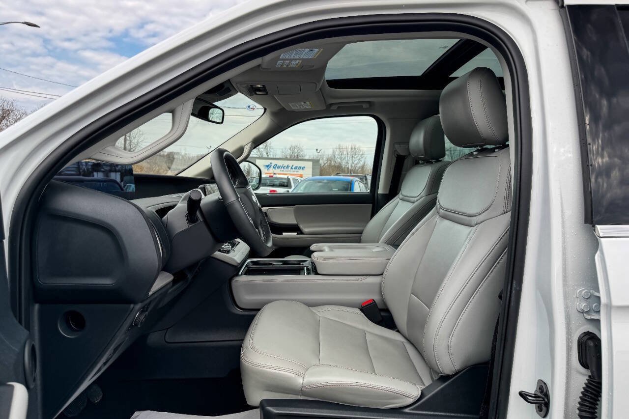 Used 2025 Ford Expedition Active image 24