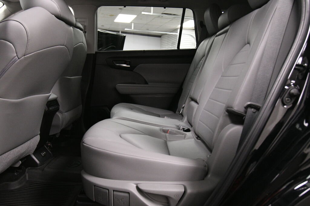 Certified 2023 Toyota Highlander XLE image 21