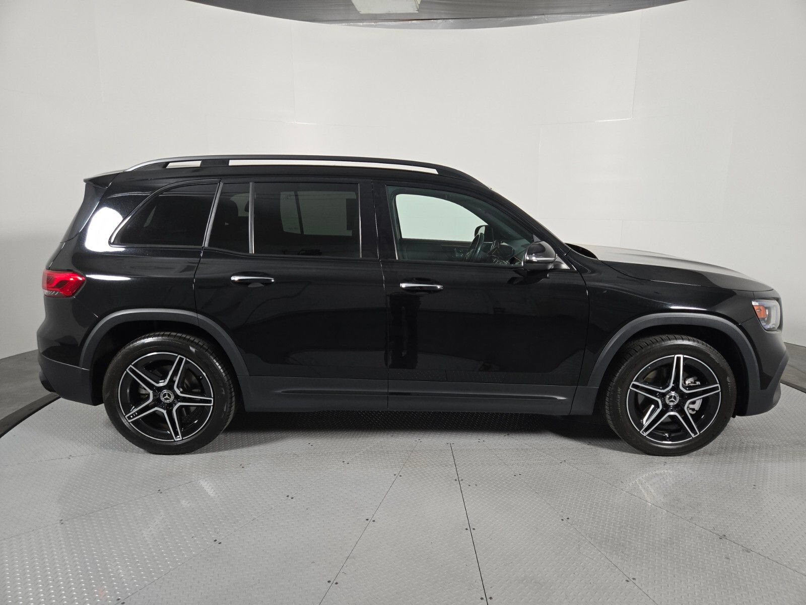 Used 2023 Mercedes-Benz GLB 250 image 3