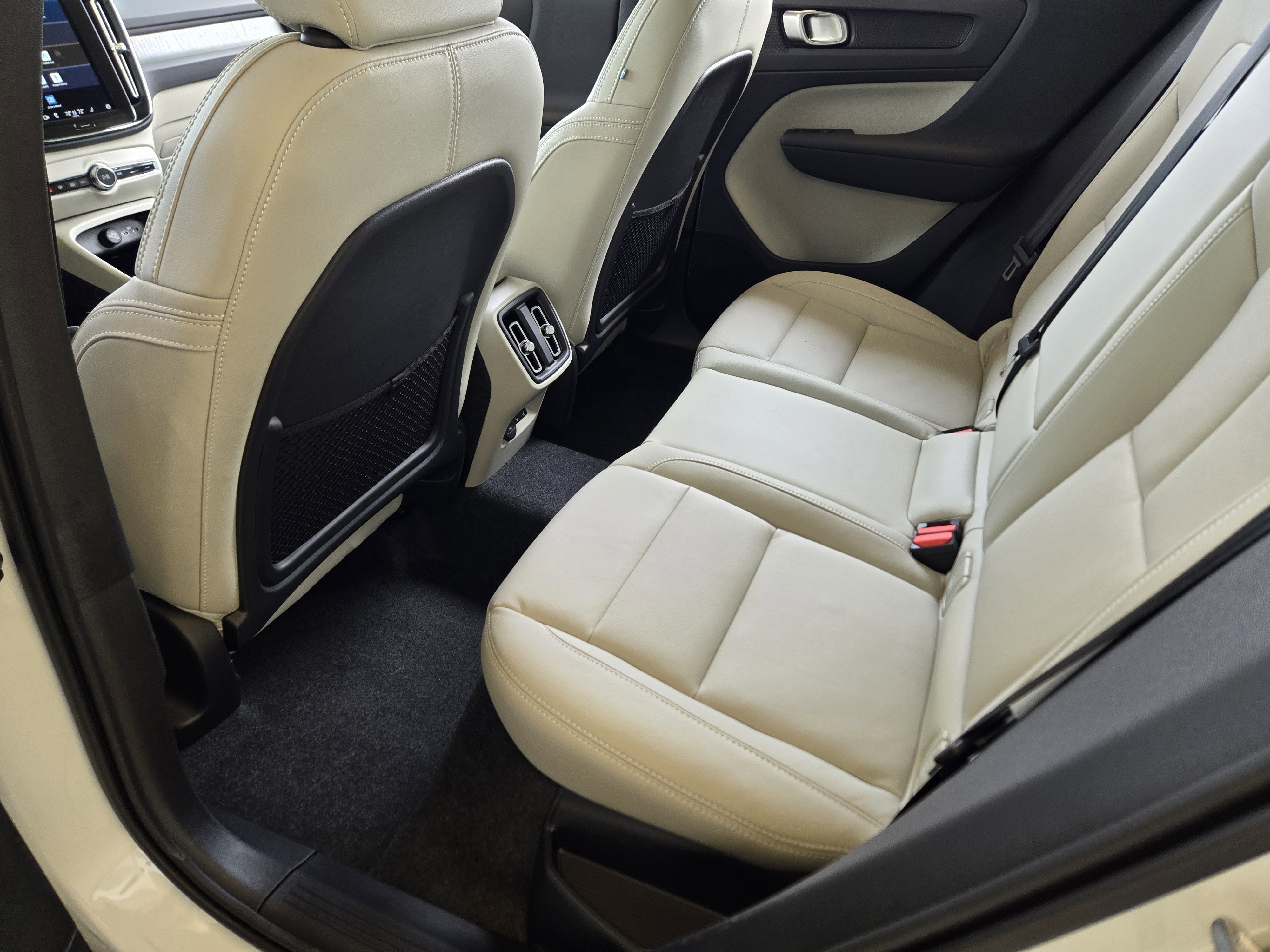 Used 2025 Volvo XC40 B5 Plus w/ Protection Package Premier image 40