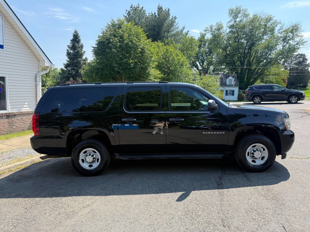 Used 2011 Chevrolet Suburban 2500 w/ Skid Plate Package AWD/4WD image 8