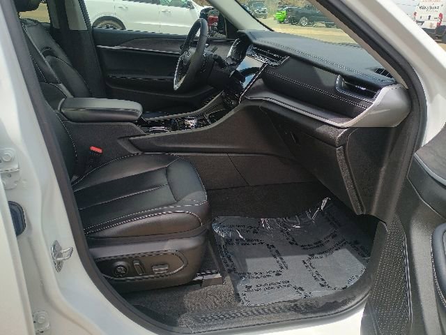 Used 2023 Jeep Grand Cherokee Limited w/ Black Appearance Package AWD/4WD image 14