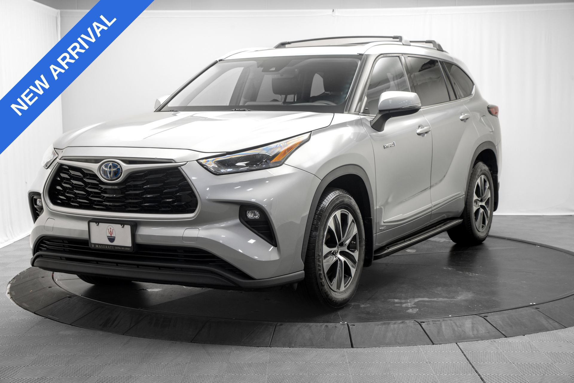 Used 2021 Toyota Highlander XLE AWD/4WD image 3