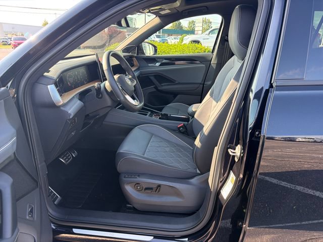 Used 2025 Volkswagen Tiguan SEL R-Line AWD/4WD image 12