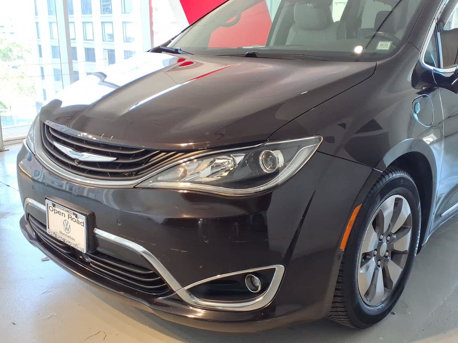 Used 2018 Chrysler Pacifica Limited w/ Advanced Safetytec Group FWD image 7