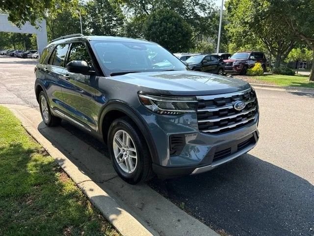 Used 2025 Ford Explorer Active AWD/4WD image 11