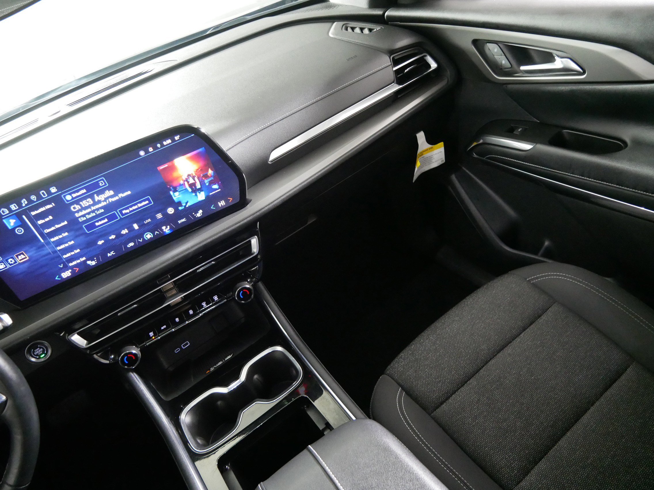 Used 2024 Chevrolet Traverse LT image 11