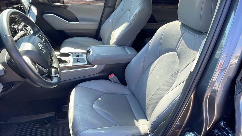 Used 2024 Toyota Highlander Limited AWD/4WD image 11