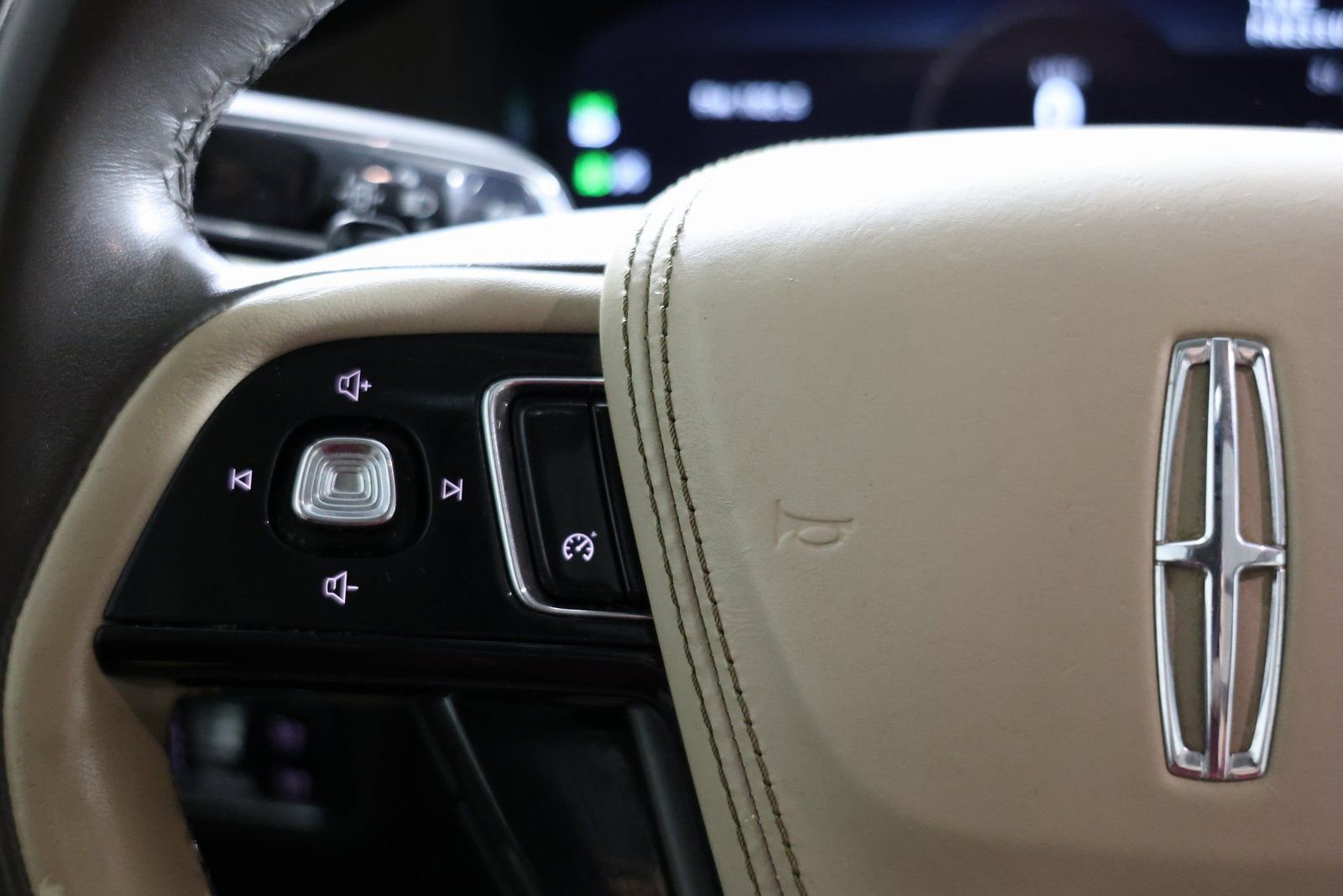 Used 2021 Lincoln Aviator Reserve w/ Class IV Trailer Tow Package image 27