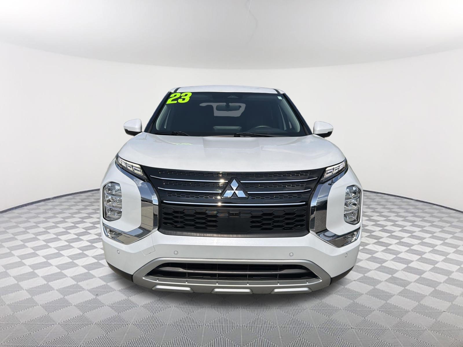 Used 2023 Mitsubishi Outlander SE FWD image 2