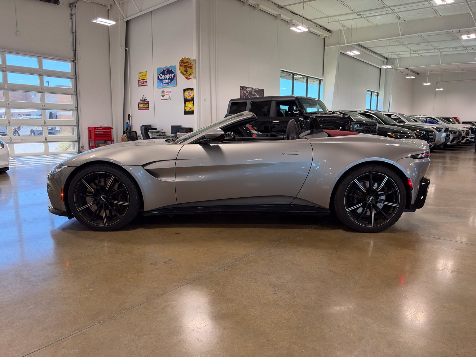 Used 2021 Aston Martin V8 Vantage Roadster RWD image 8