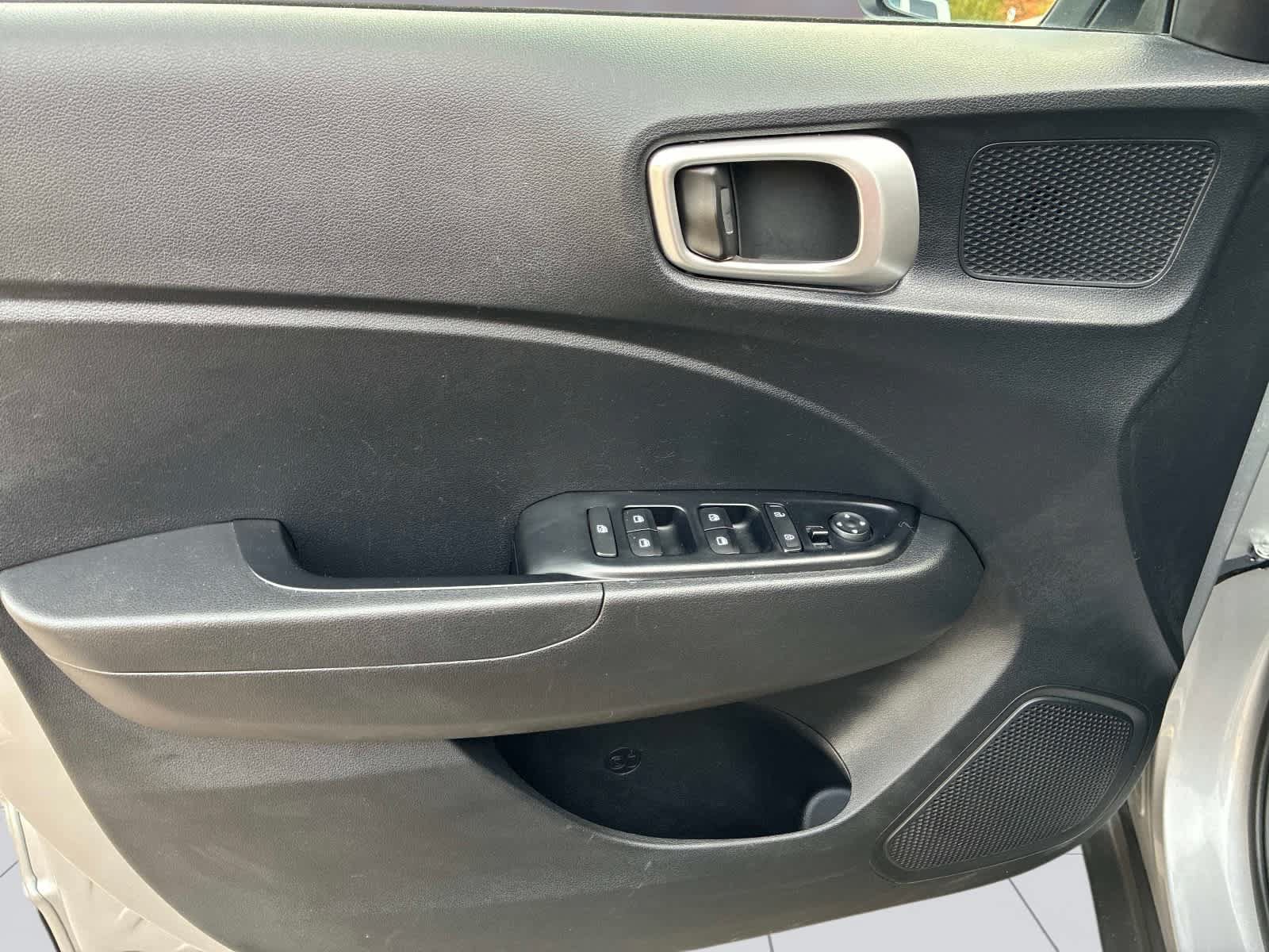 Used 2025 Hyundai Venue SEL FWD image 26