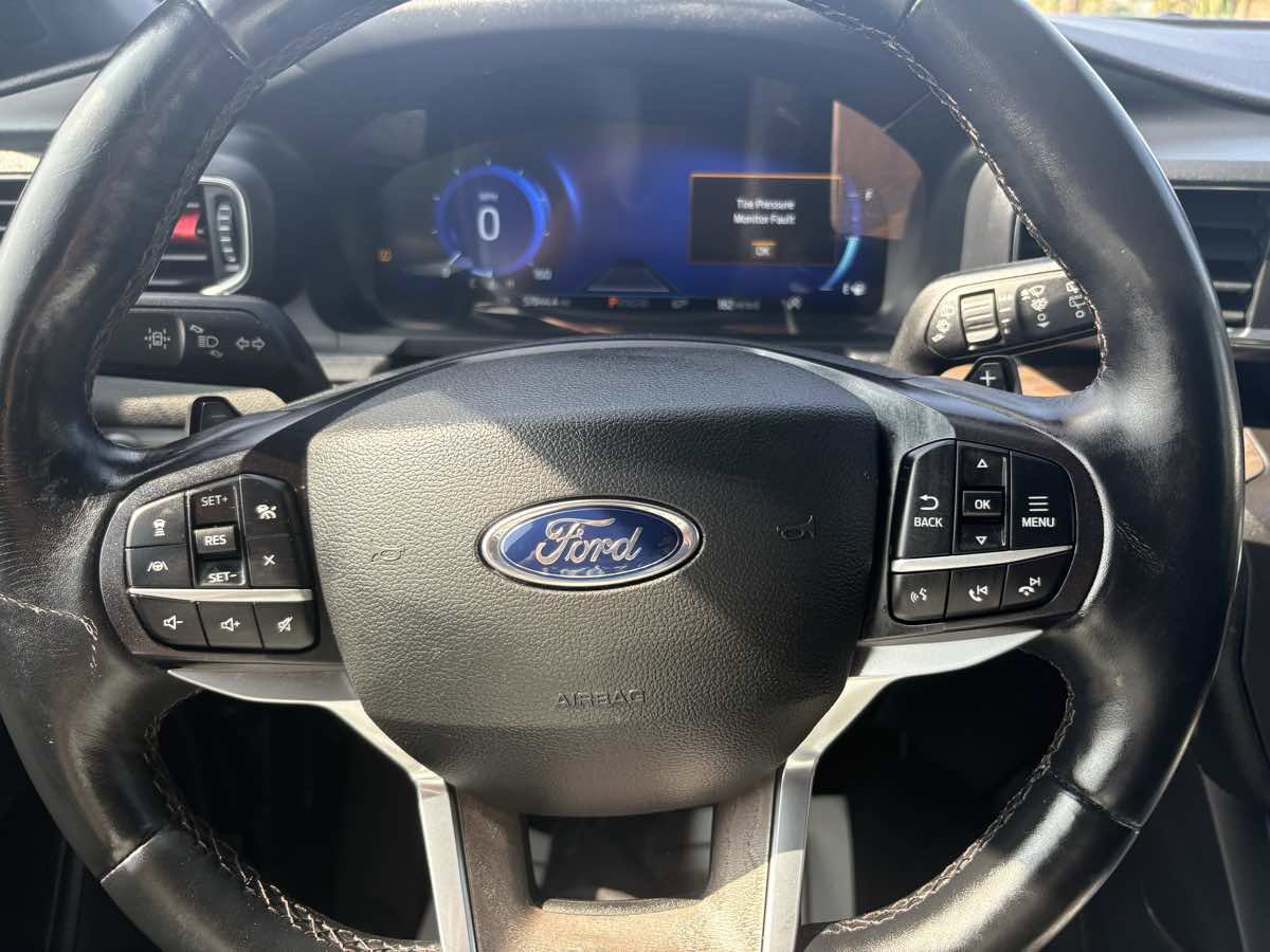 Used 2020 Ford Explorer Platinum w/ Premium Technology Package image 27