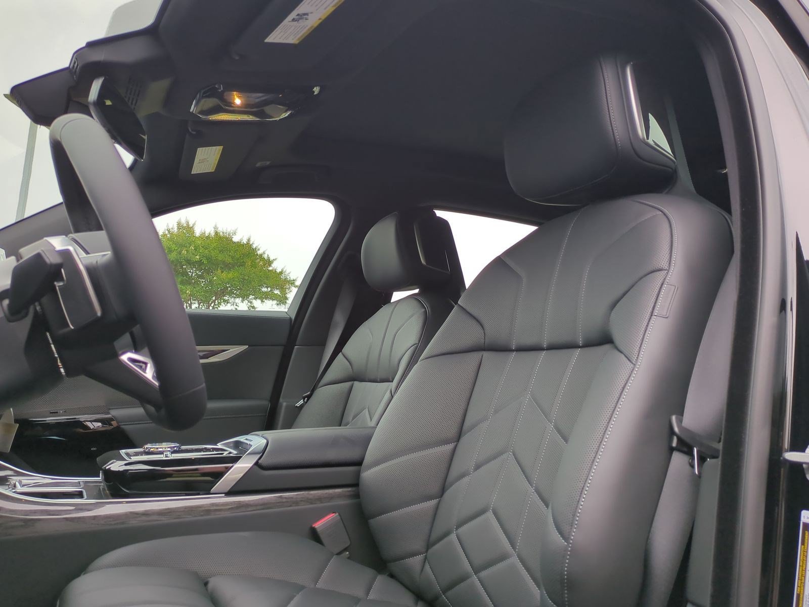 New 2026 BMW i7 xDrive60 AWD/4WD image 16