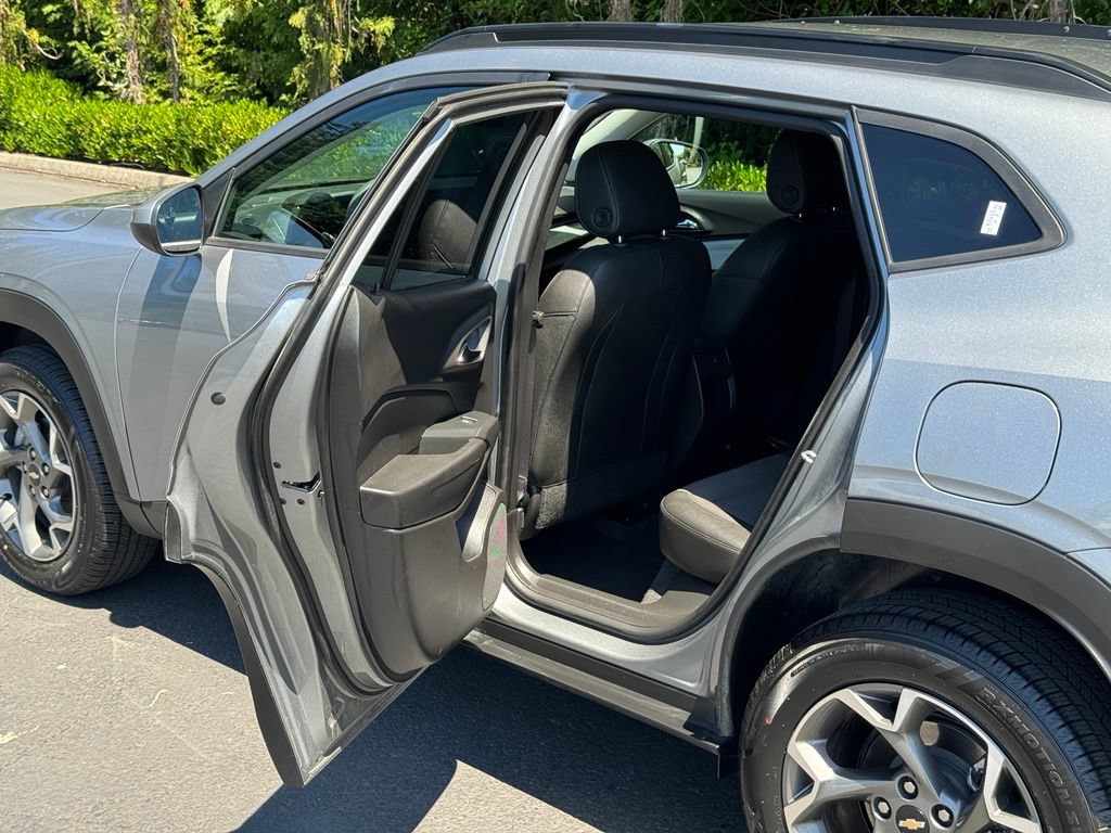 Used 2025 Chevrolet Trax LT FWD image 11
