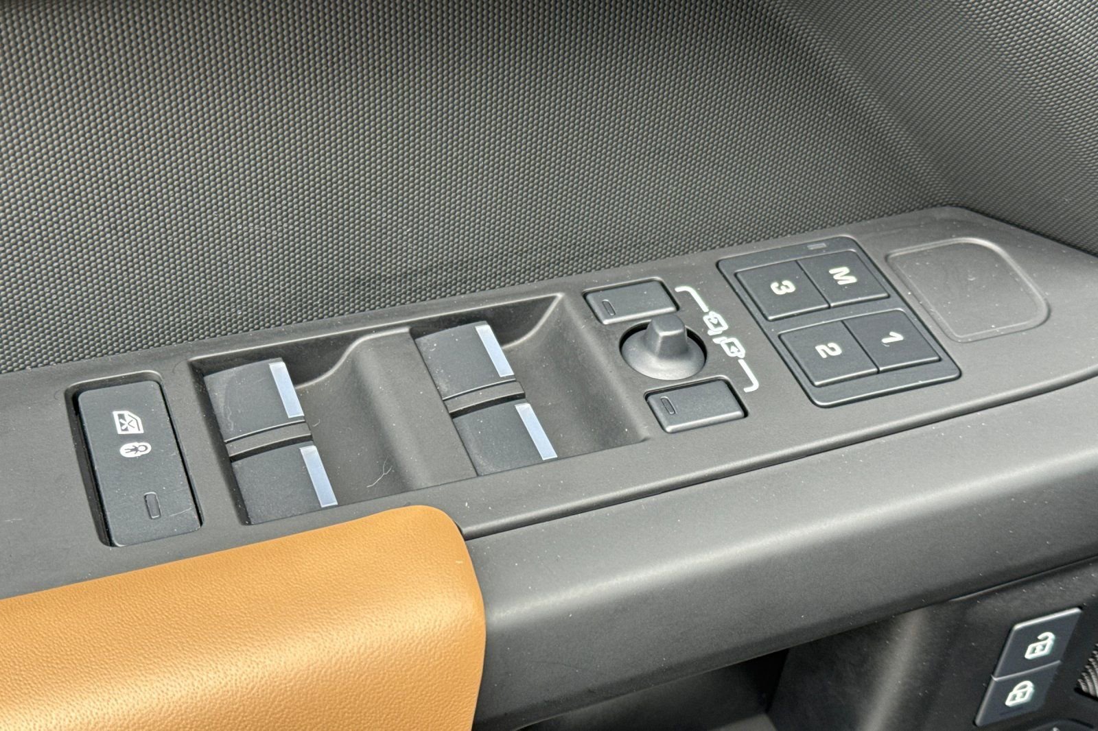 Used 2025 Land Rover Defender 110 X-Dynamic SE image 11