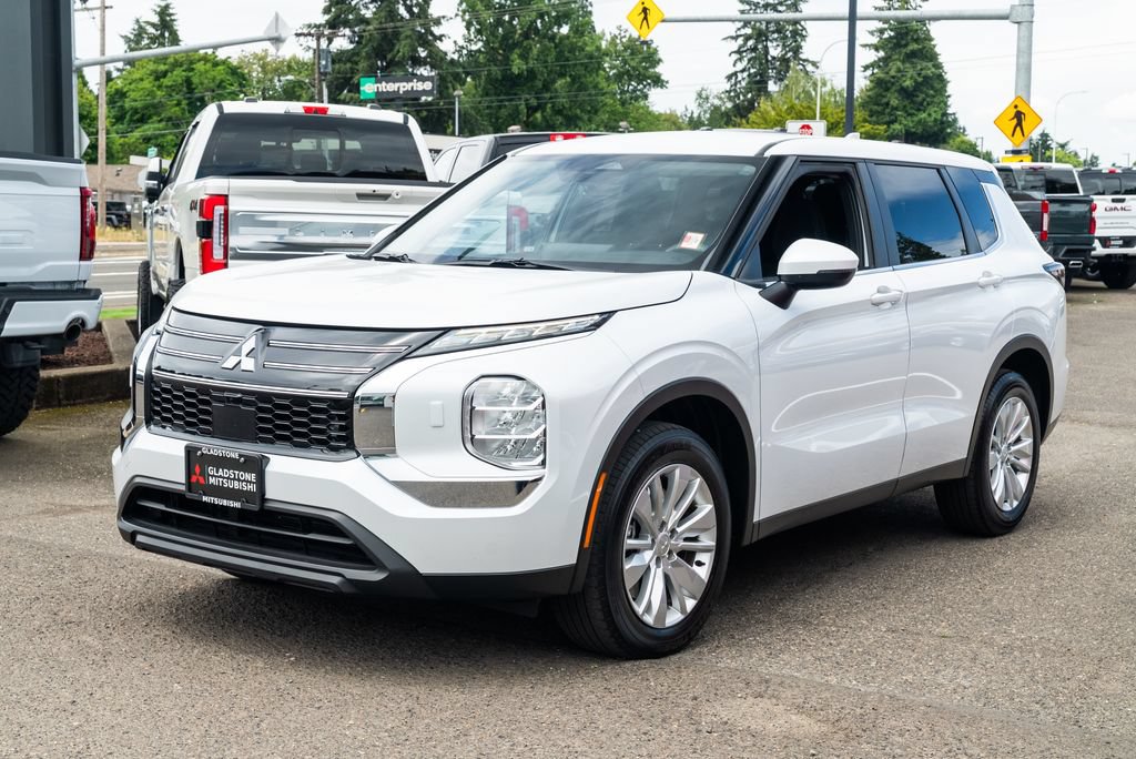 Used 2025 Mitsubishi Outlander ES AWD/4WD image 3
