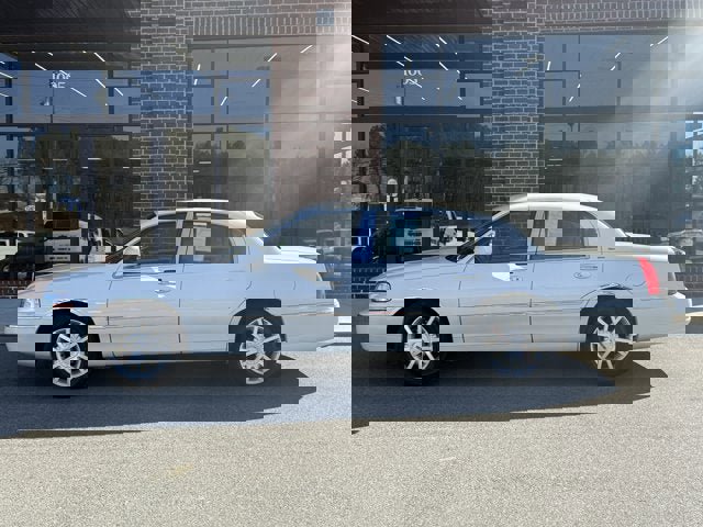 Used 2006 Lincoln Town Car Signature image 3