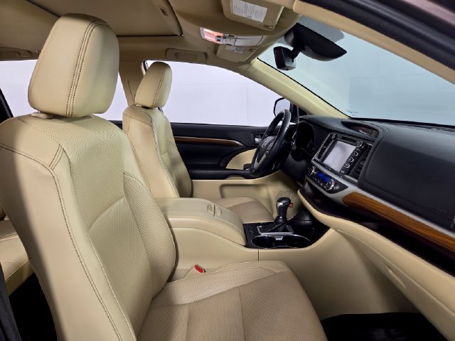 Used 2018 Toyota Highlander Limited FWD image 15