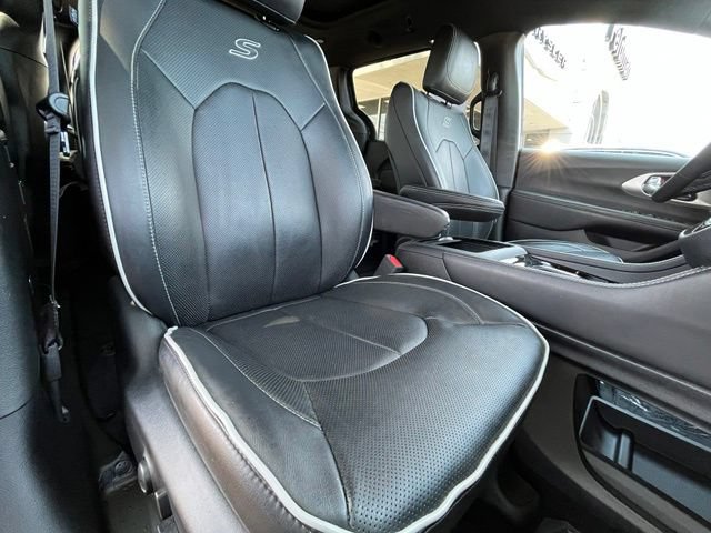Used 2023 Chrysler Pacifica Limited w/ S Appearance Package AWD/4WD image 32