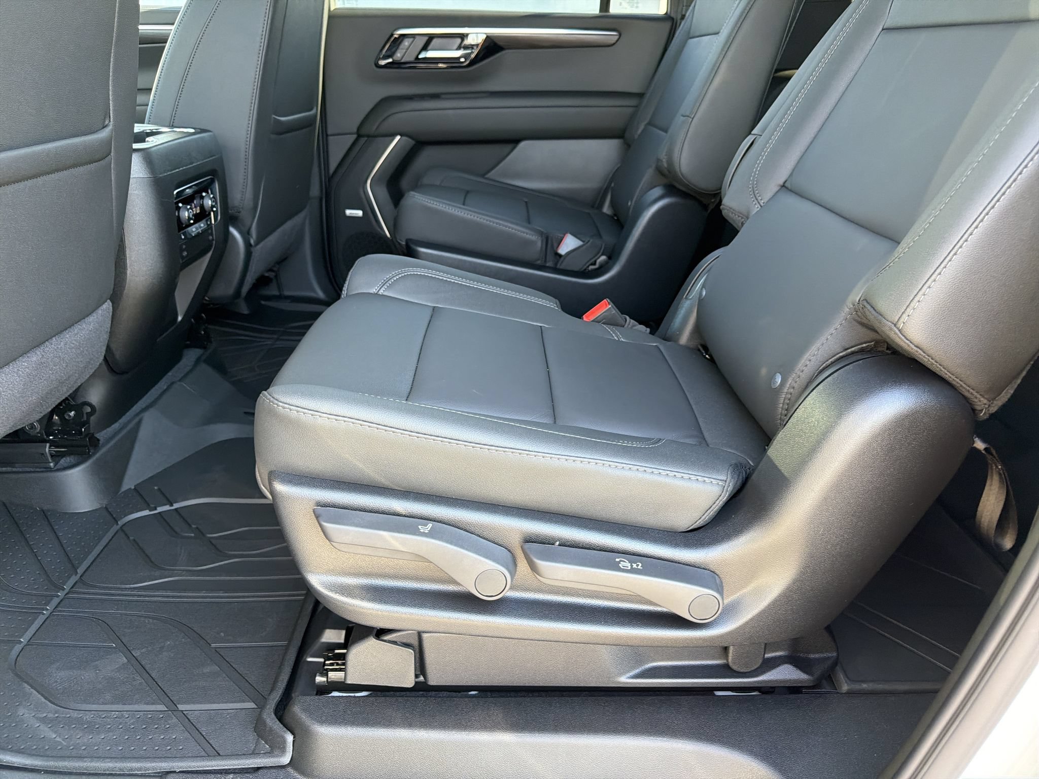New 2026 Chevrolet Suburban Z71 w/ Z71 Off-Road Package AWD/4WD image 19