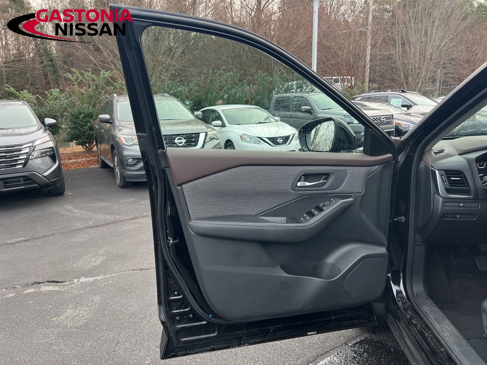 Used 2023 Nissan Rogue SV image 36