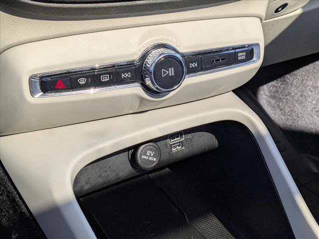 Used 2021 Volvo XC40 T5 Inscription w/ Advanced Package image 14