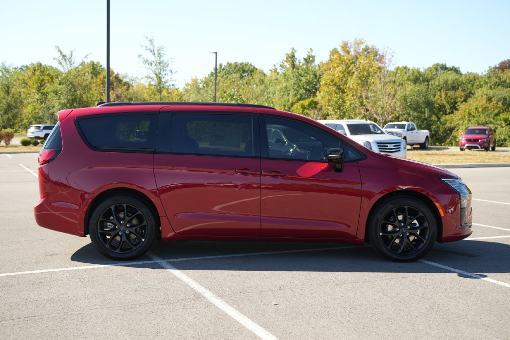 New 2027 Chrysler Pacifica Limited FWD image 8