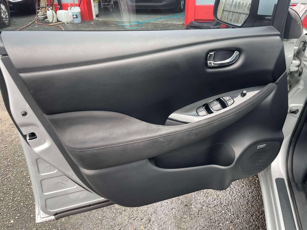 Used 2016 Nissan Leaf SV w/ Premium Package FWD image 15
