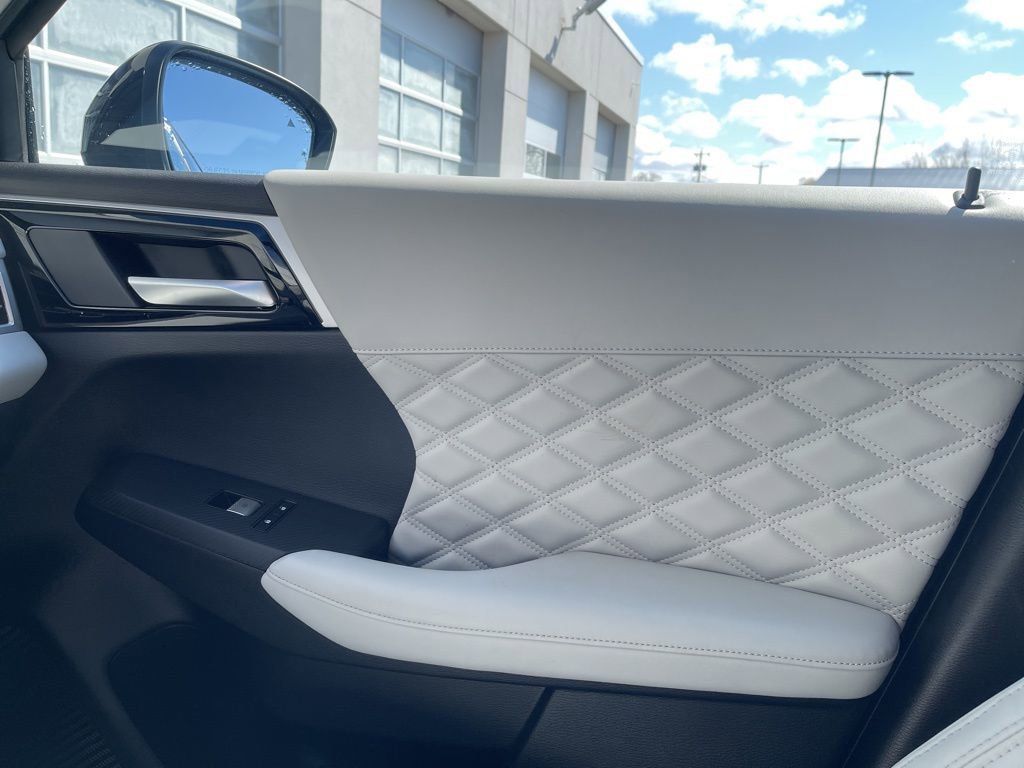 Used 2024 Mitsubishi Outlander SEL image 17