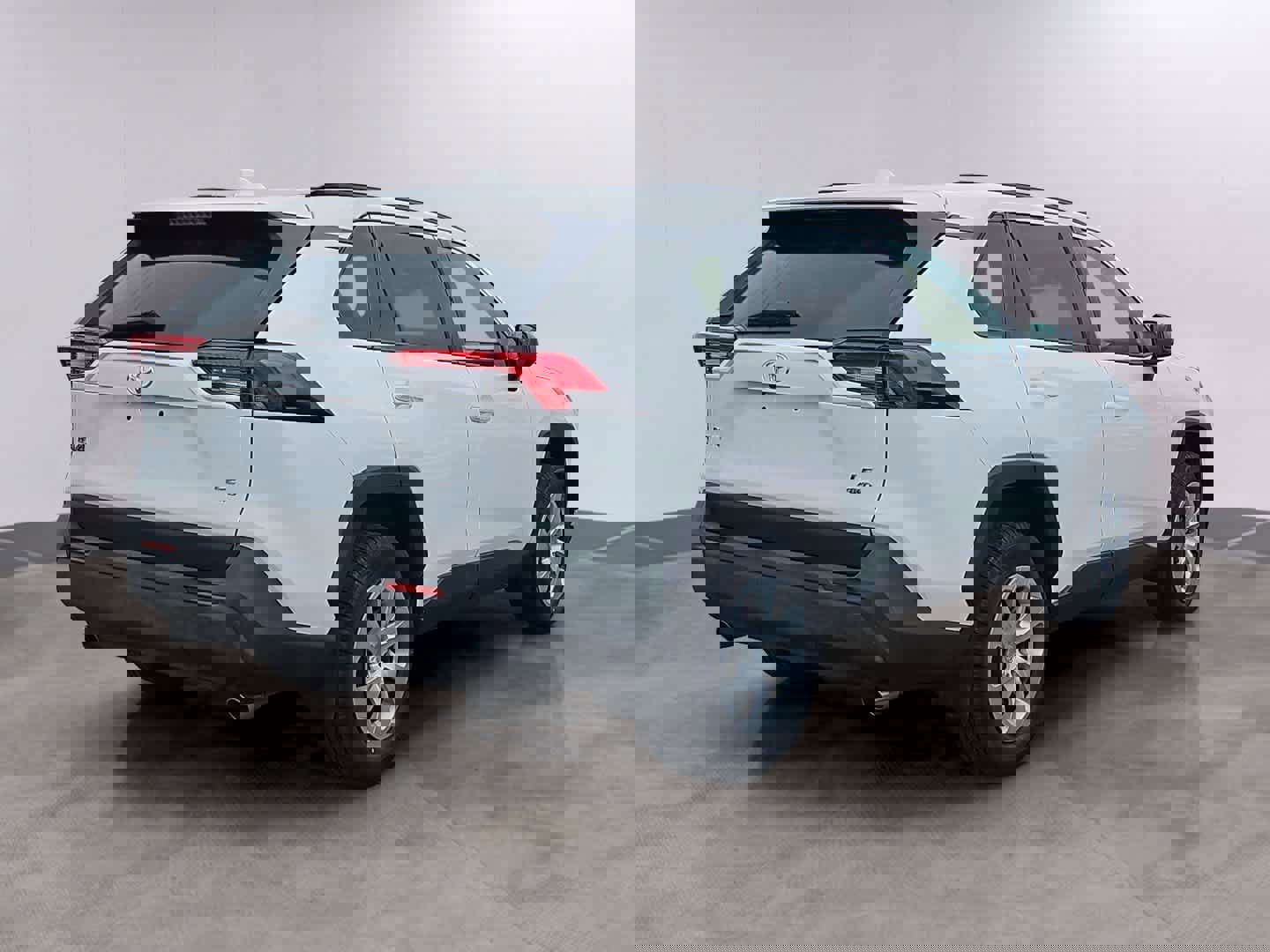 Used 2019 Toyota RAV4 LE w/ Carpet Mat Package AWD/4WD image 4