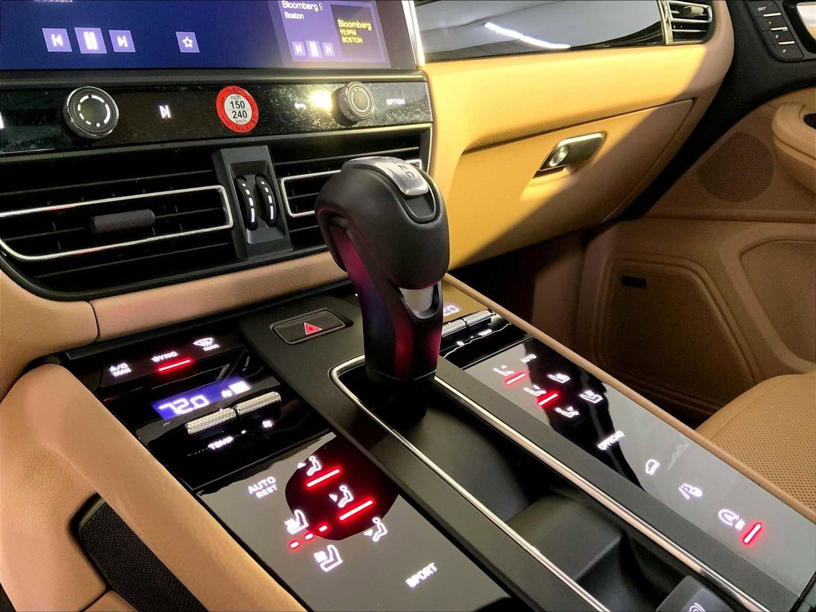 Certified 2025 Porsche Macan image 17