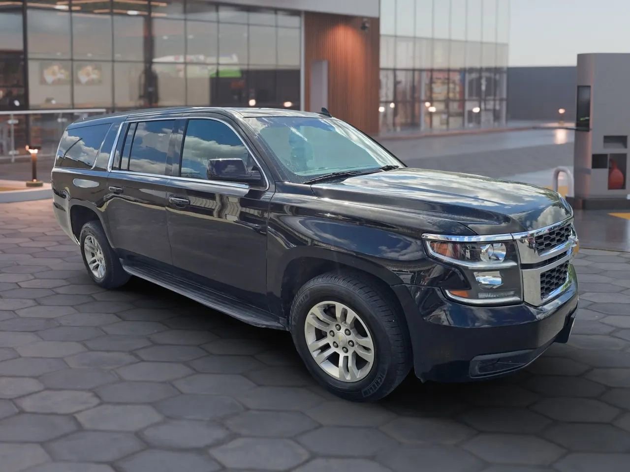Used 2017 Chevrolet Suburban LT image 4