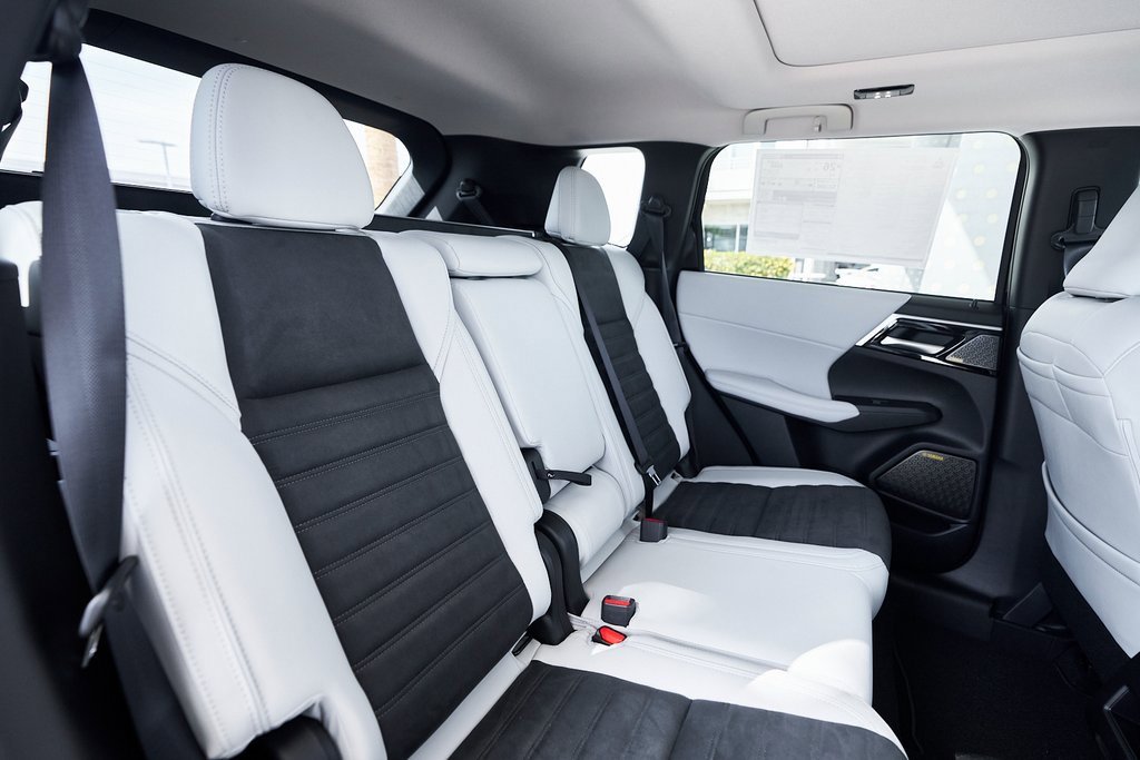 New 2025 Mitsubishi Outlander SE image 28